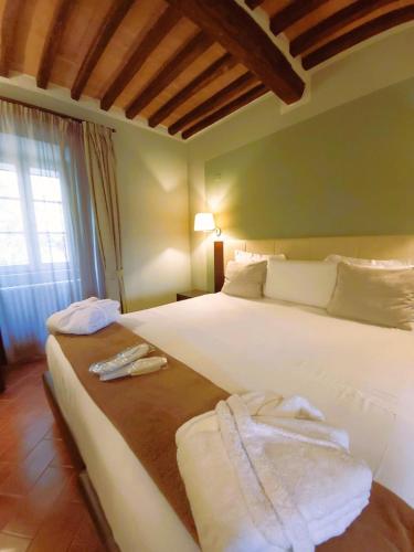 Postel nebo postele na pokoji v ubytování Cortona Resort & Spa