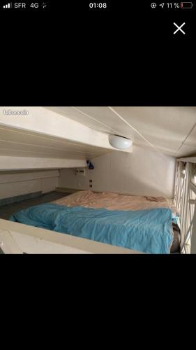 une chambre avec un lit dans une chambre avec un plafond dans l'établissement Studio mezzanine au calme, à Royan