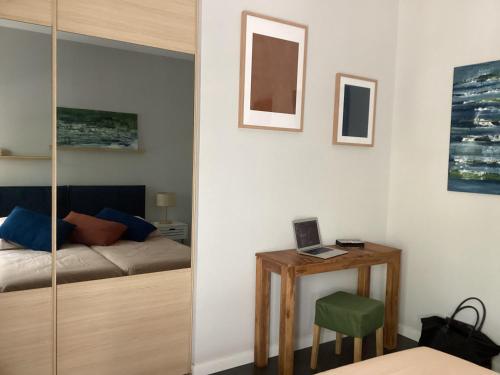 une chambre avec un lit et une table avec une chaise dans l'établissement Arcachon, à Arcachon
