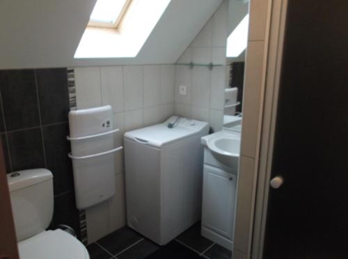 une petite salle de bain avec toilettes et lavabo dans l'établissement Gite appartement location vacance montagne pyrenees, à Soulom