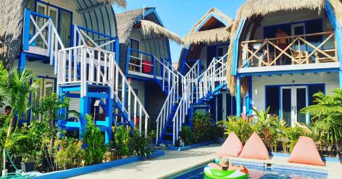 un complejo con piscina frente a él en Tropical House Bungalows, en Gili Trawangan