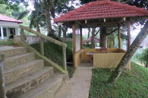 - un kiosque en bois avec une table et un banc dans l'établissement DUTCH BUNGALOW galle, à Imaduwa