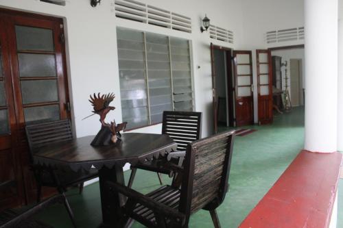 - une salle à manger avec une table et des chaises en bois dans l'établissement DUTCH BUNGALOW galle, à Imaduwa