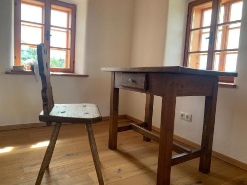 a wooden desk and a chair in a room at Weingartenhaus Eckberg41 in Eckberg