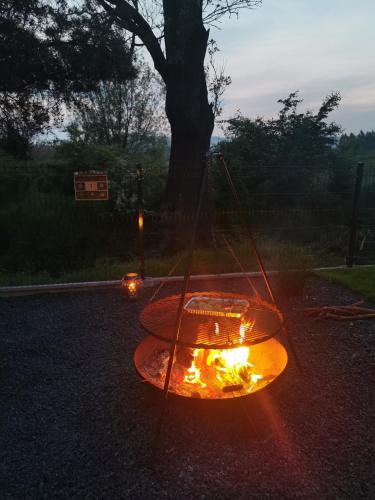 a fire pit in the middle of a street at Przystań Dobrej Energii, domki całoroczne z gorącą balią z hydromasażem in Kłodzko