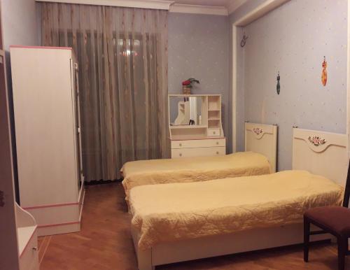 ARENA apartment tesisinde bir odada yatak veya yataklar