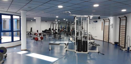 un gimnasio con máquinas y equipamiento en una habitación en PATACONA BEACH, en Valencia