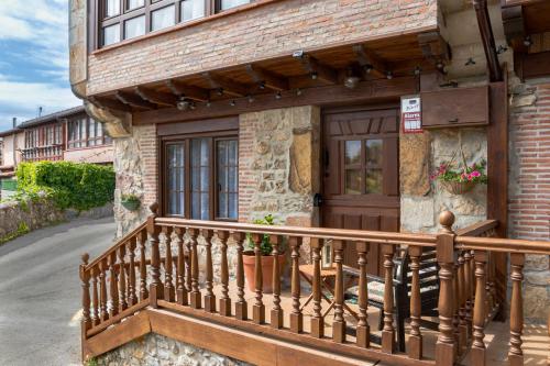 dom z drewnianą bramą i balkonem w obiekcie CASA GERRA COMILLAS w mieście Comillas