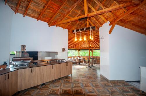 eine Küche mit Holzdecken und ein Esszimmer in der Unterkunft MiLAROOM in Edirne