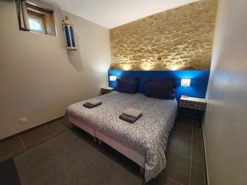サルラ・ラ・カネダにあるGîte Le Clos de la Canédaのベッドルーム1室(青い照明付きのベッド1台付)