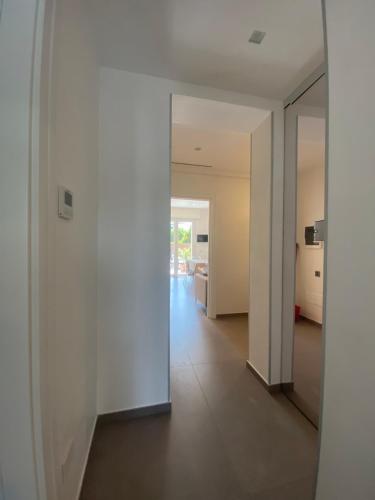 an open hallway with a white wall and a room at Sul VenTo del Po in Melara