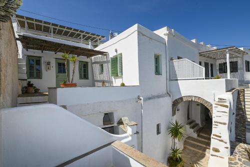 Casa blanca con paredes blancas y un arco en Villa Hill-Ton, en Arnados