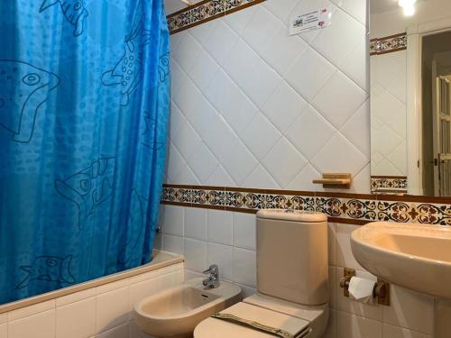 Phòng tắm tại Apartamentos Isla Canela
