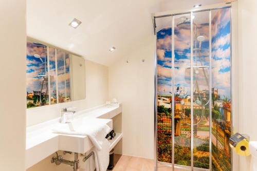 Ein Badezimmer in der Unterkunft Hotel Rosenvilla