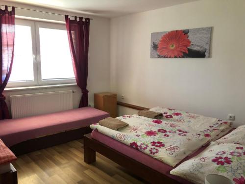 モラヴスカー・ノヴァー・ヴェスにあるUbytovani Salajkoviのベッドルーム1室(ベッド2台、窓付)