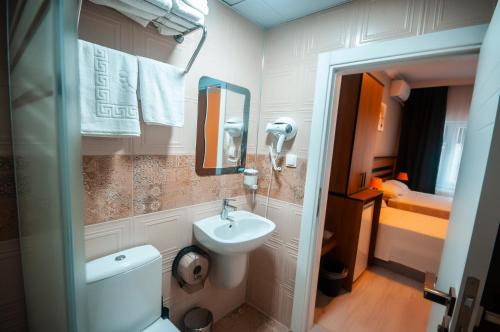 ein Badezimmer mit einem weißen WC und einem Waschbecken in der Unterkunft MiLAROOM in Edirne