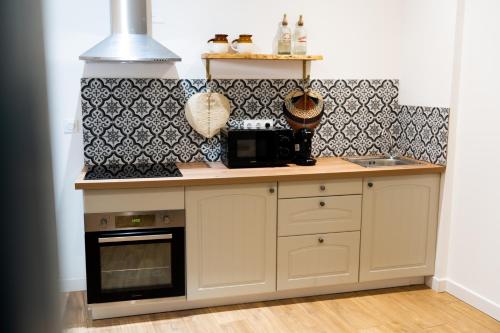 A kitchen or kitchenette at Appartement cosy proche de la citadelle