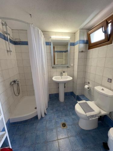 Ένα μπάνιο στο Aelia Apartments