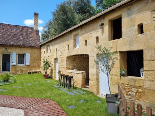 an external view of a house with a yard at Le Clos de la Canéda in Sarlat-la-Canéda