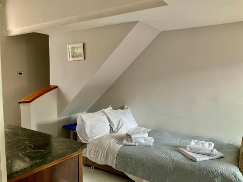 una camera con un letto e asciugamani di Casa Scugnizzella a Napoli