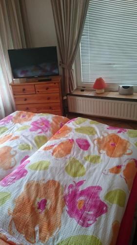 um quarto com uma cama, uma cómoda e uma janela em Haus-Halliger-Appartment-Ilse em Westerland
