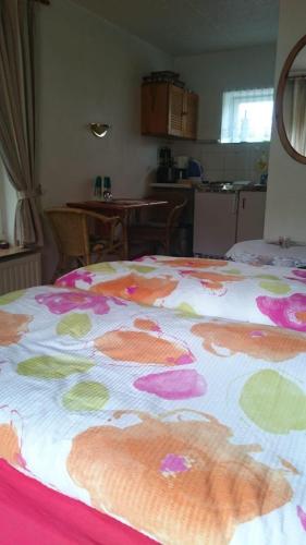 uma cama grande com um padrão de flores em Haus-Halliger-Appartment-Ilse em Westerland