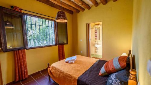 - une chambre avec un lit et une fenêtre dans l'établissement El Secano de Paco Órgiva by Ruralidays, à Órgiva