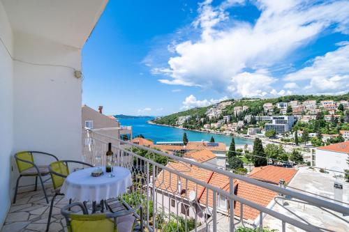 balcón con vistas al río y a los edificios en Apartment Marieta, en Dubrovnik