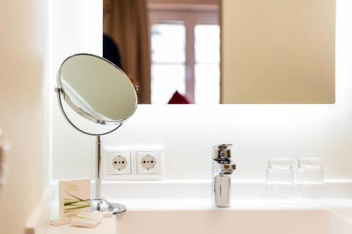 Ein Badezimmer in der Unterkunft Hotel Rosenvilla