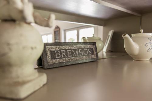a sign that says brinemos on a table with vases at B&B Het Brembos in Wingene