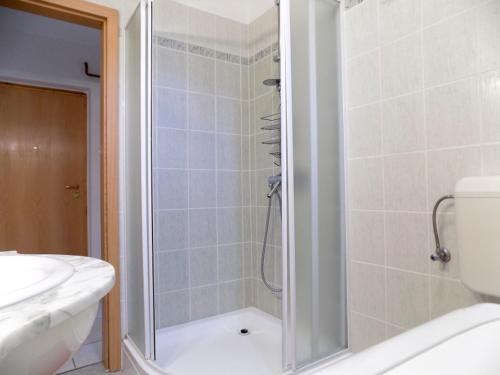 une salle de bains avec douche, toilettes et lavabo dans l'établissement 58 - Hullám Üdülőparkban vízközeli modern stúdió apartman, à Balatonőszöd