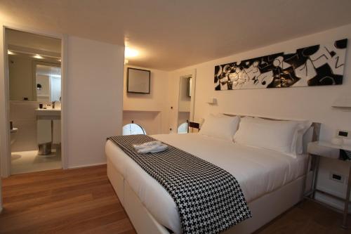 una camera da letto con un letto grande e un bagno di LHP Suite Roma Piazza del Popolo a Roma