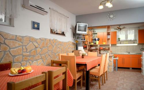 耶爾薩的住宿－Villa Rosa，厨房以及带桌椅的用餐室。