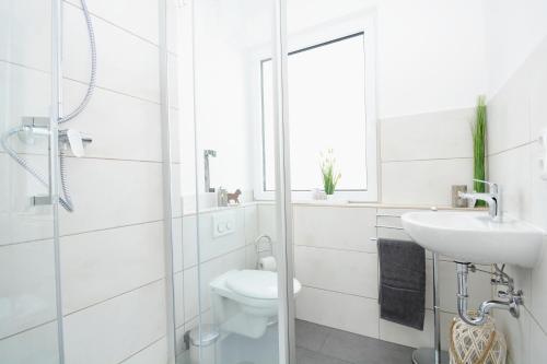 コー​​ブルクにあるCO05-HI Apartment in Coburgのトイレと洗面台を備えた白いバスルーム