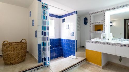 y baño con azulejos azules y blancos y lavabo. en Los Lirios Jimera de Libar by Ruralidays, en Jimera de Líbar