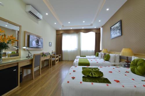 Giường trong phòng chung tại Blue Hanoi Inn Hotel