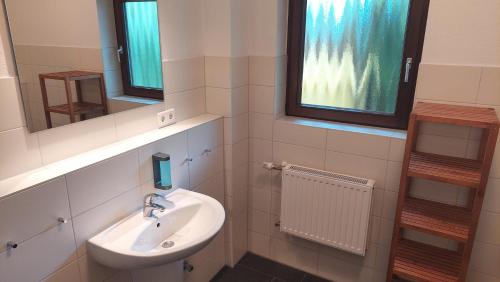 ein Bad mit einem Waschbecken und einem Spiegel in der Unterkunft Ording Beach Hotel in Sankt Peter-Ording