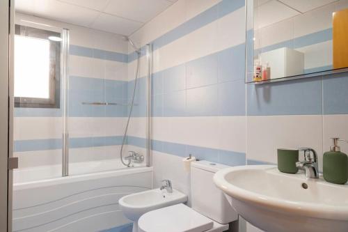 een badkamer met een wastafel, een toilet en een douche bij Mi pequeña bahia in Alicante