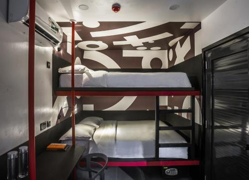 kilka łóżek piętrowych w pokoju w obiekcie Boxo Diani - Unique Beach Front Container Eco-Hotel w mieście Diani Beach