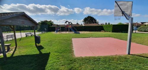 een park met een speeltuin en een basketbalring bij Holiday home close to Plopsaland and the beach Duinendale 138 in De Panne