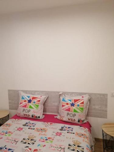 une chambre avec un lit avec des oreillers dessus dans l'établissement JOLIE LOGEMENT AU COEUR DU PAYS BASQUE, à Chéraute