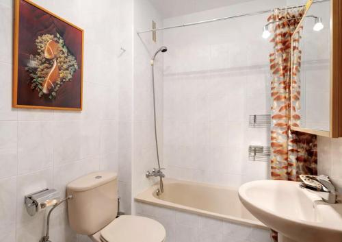 e bagno con servizi igienici, lavandino e vasca. di Caletillas Beach Apartment a Santa Cruz de Tenerife