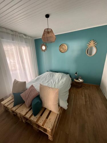 1 dormitorio con cama y sofá en Appartement indépendant Bas de villa avec parking privatif, en La Ciotat
