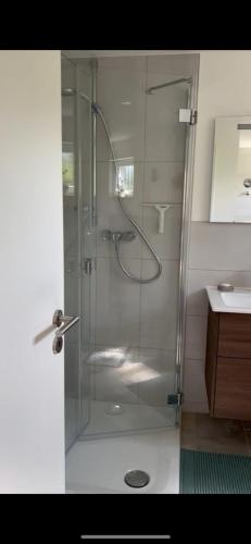 La salle de bains est pourvue d'une douche avec une porte en verre. dans l'établissement Gemütliches Ferienzimmer in Neukirchen, à Braunfels