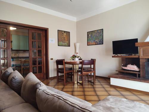 ein Wohnzimmer mit einem Sofa und einem Tisch in der Unterkunft Tuscany Break in Gallicano