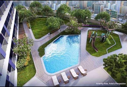 eine Aussicht auf den Pool eines Gebäudes in der Unterkunft Air Residences Makati - fully furnished condo with skyline views! in Manila