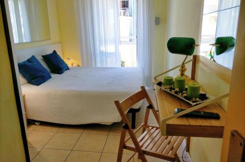 Ένα ή περισσότερα κρεβάτια σε δωμάτιο στο Le Petit Hotel
