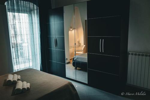 - une chambre avec une commode et un lit avec un miroir dans l'établissement KiMia Home, Centro, à Modugno