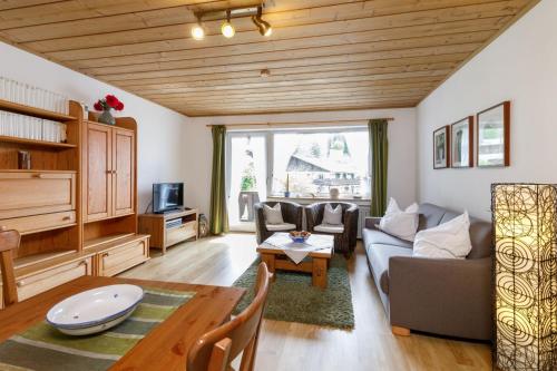 ein Wohnzimmer mit einem Sofa und einem Tisch in der Unterkunft Haus Huis'n in Grainau