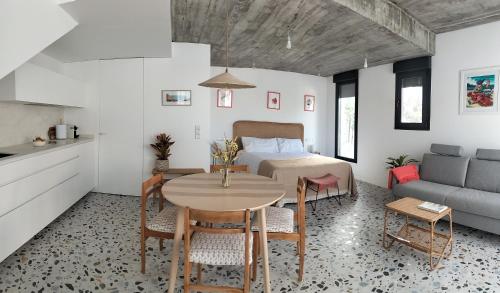 a room with a bed and a table and a kitchen at CASA dos MIÑOS in Cangas de Morrazo